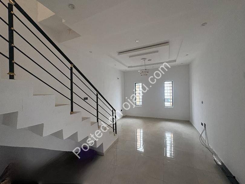 Modern 2-Bed Terrace: En-Suite Bliss in Ogombo