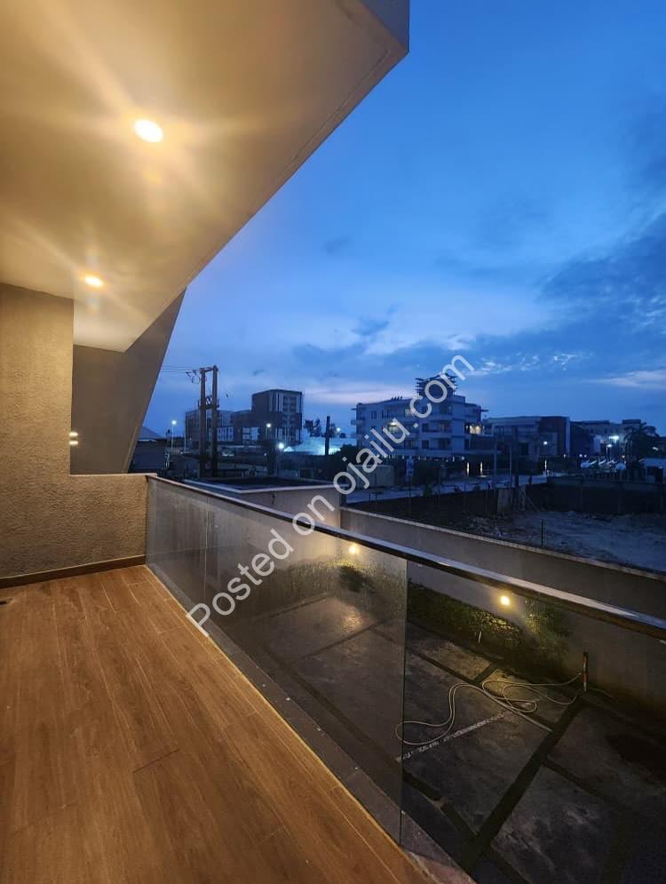 Elegant 4-Bed Maisonette with Pool & Prime Access