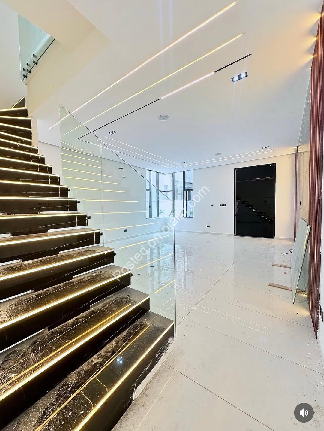 Sophisticated 4/5-Bedroom Duplex with Pool in Lekki