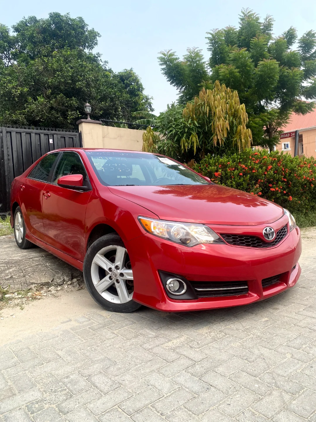 2014 Toyota Camry SE: Luxury & Value in Ajah