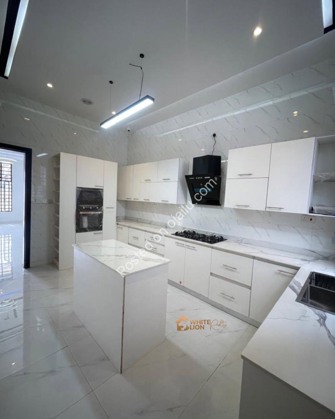 Elegant 4-Bedroom Haven in Prime Chevron, Lekki