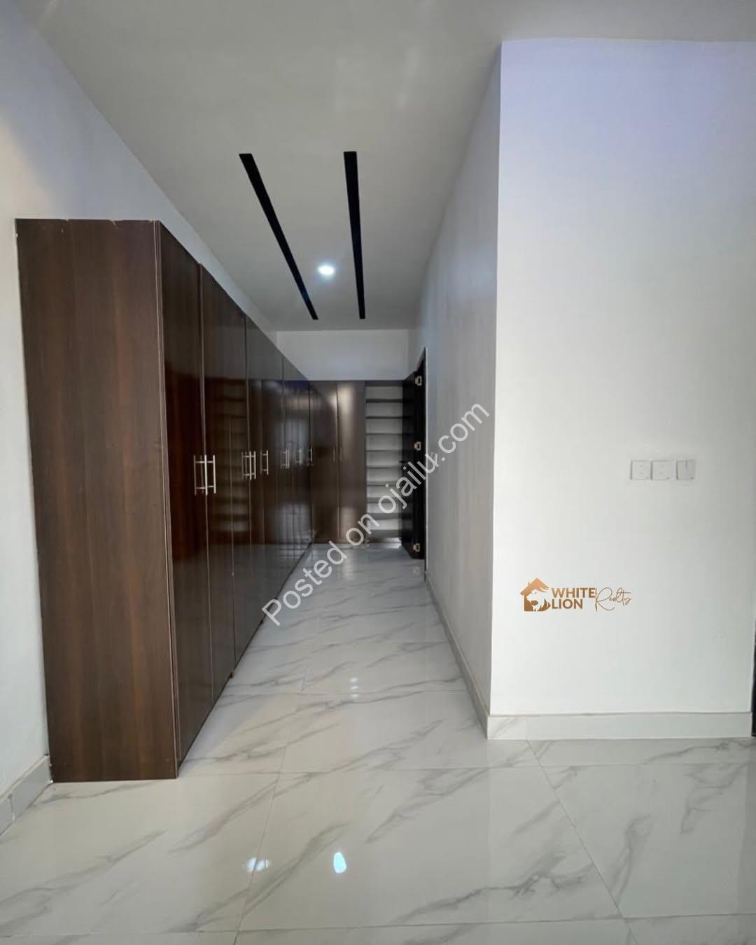 Elegant 4-Bedroom Haven in Prime Chevron, Lekki