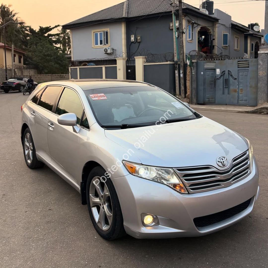 V6 Power & Panoramic Luxury: 2010 Venza, Accident-Free