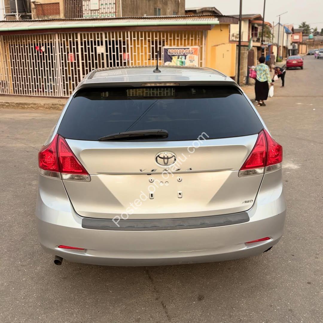V6 Power & Panoramic Luxury: 2010 Venza, Accident-Free