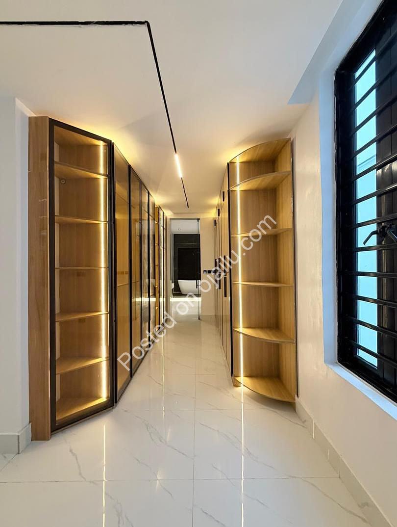 Lagos Luxury Estate: 5BR Duplex with Pool & Cinema
