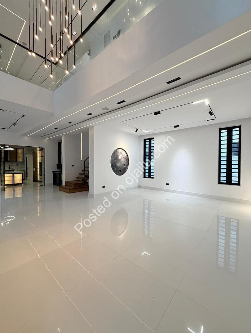 Lagos Luxury Estate: 5BR Duplex with Pool & Cinema