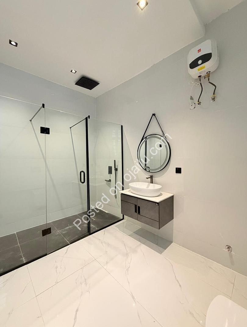 Lagos Luxury Estate: 5BR Duplex with Pool & Cinema