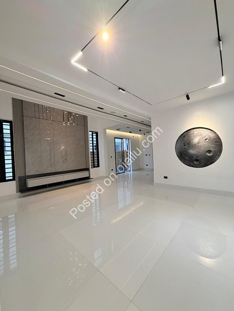 Lagos Luxury Estate: 5BR Duplex with Pool & Cinema