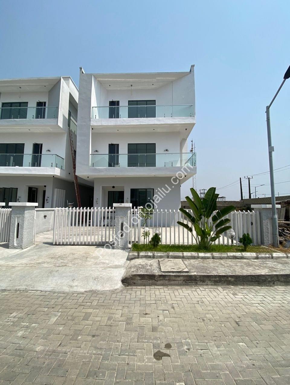 Lagos Dream Home: 5BR Duplex with Pool & Cinema