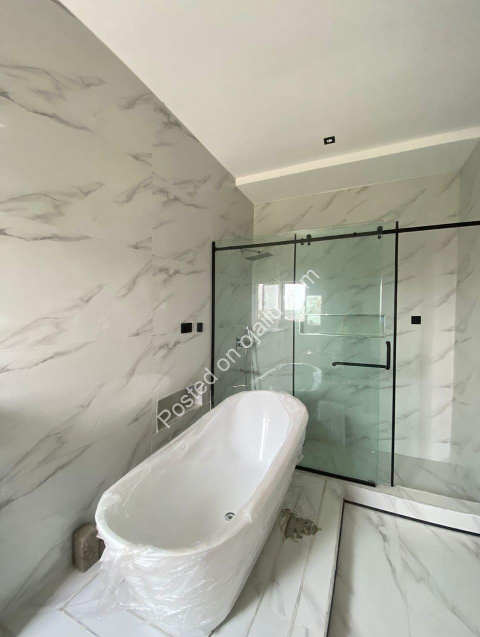 Lagos Dream Home: 5BR Duplex with Pool & Cinema