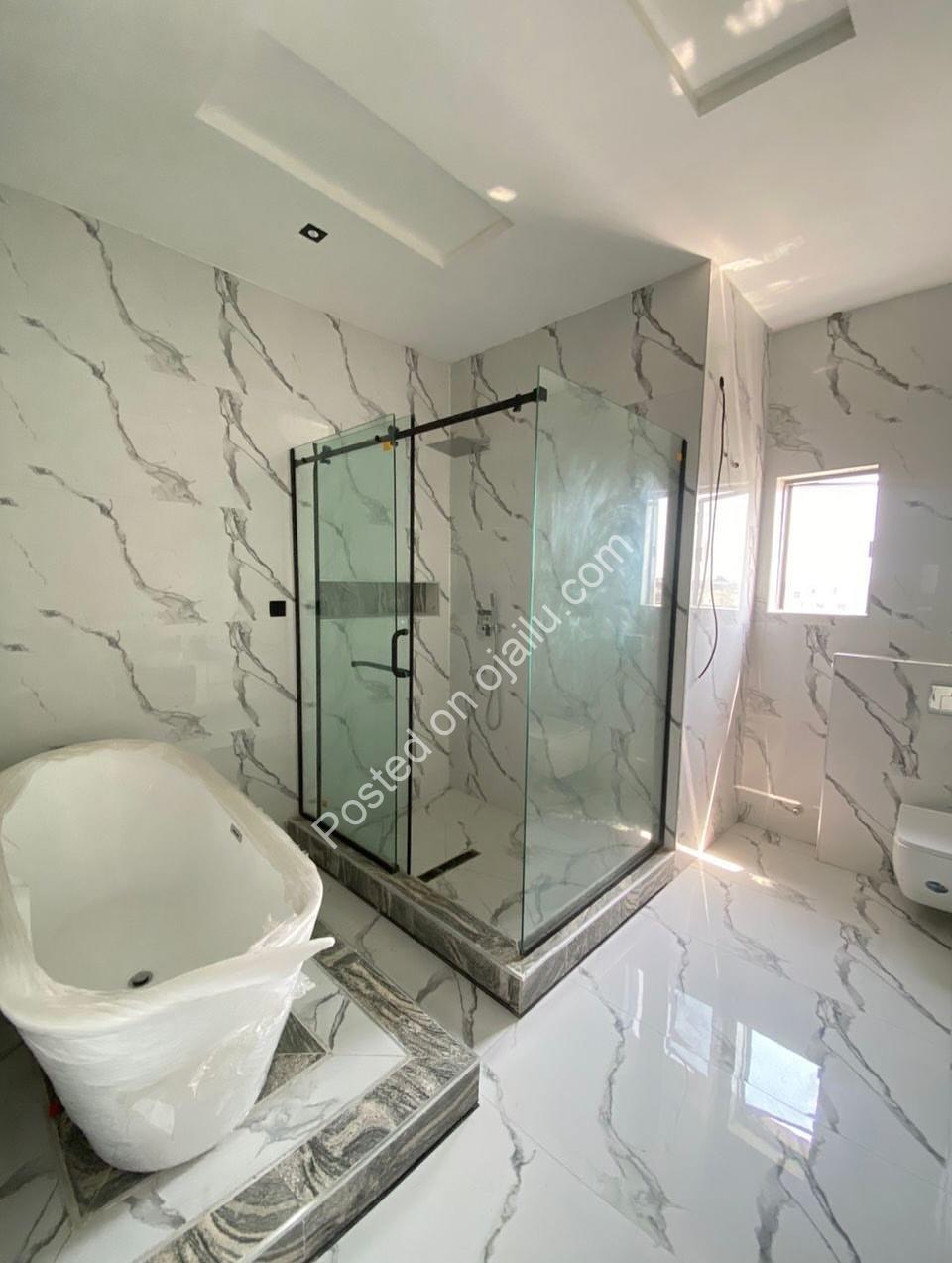 Lagos Dream Home: 5BR Duplex with Pool & Cinema