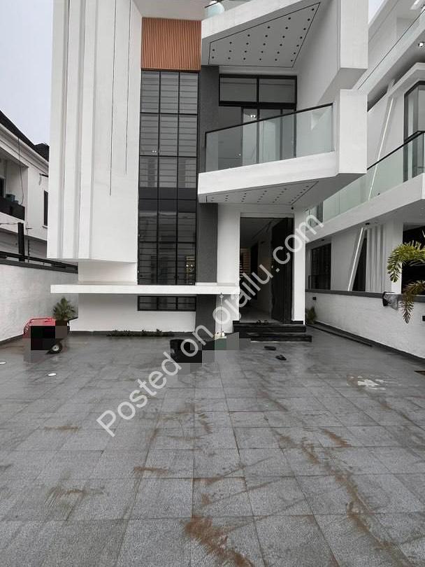 Chevron’s Crown Jewel: 5-Bed Duplex with Pool & BQ