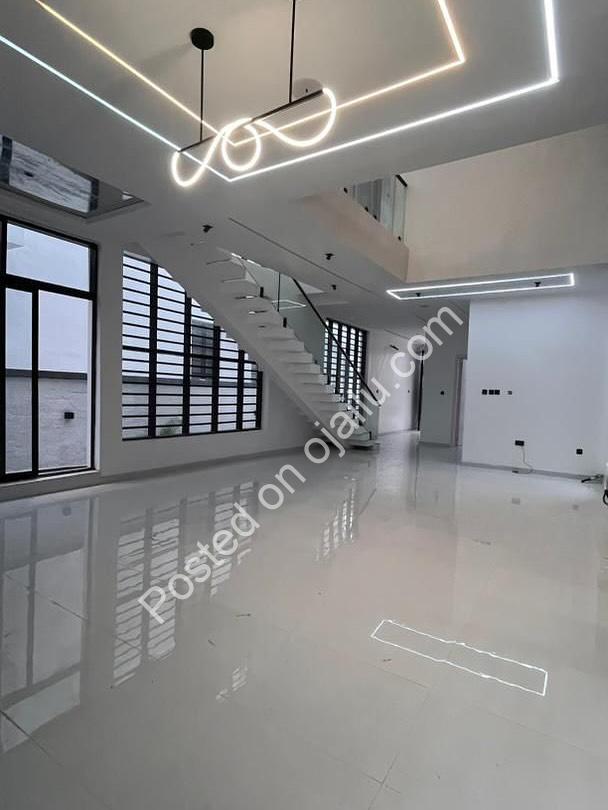 Chevron’s Crown Jewel: 5-Bed Duplex with Pool & BQ