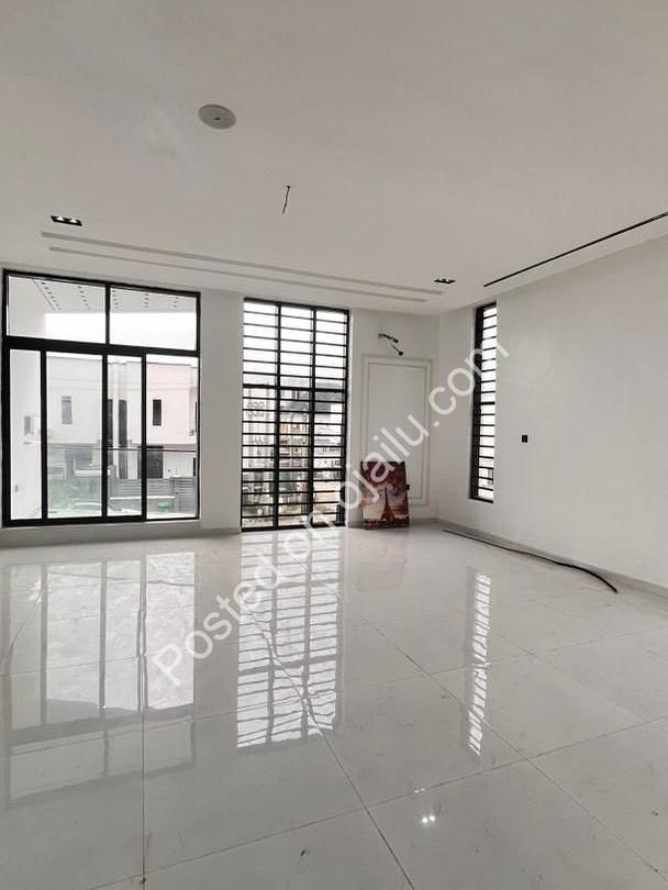 Chevron’s Crown Jewel: 5-Bed Duplex with Pool & BQ