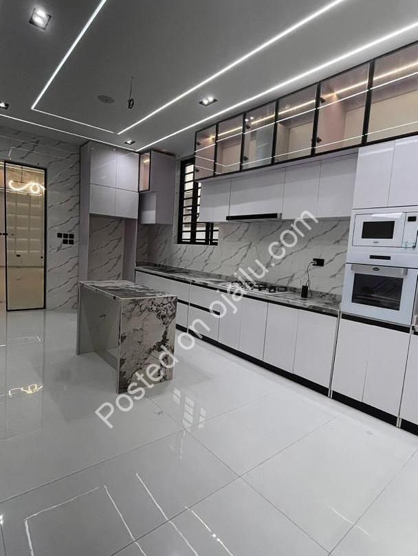 Chevron’s Crown Jewel: 5-Bed Duplex with Pool & BQ