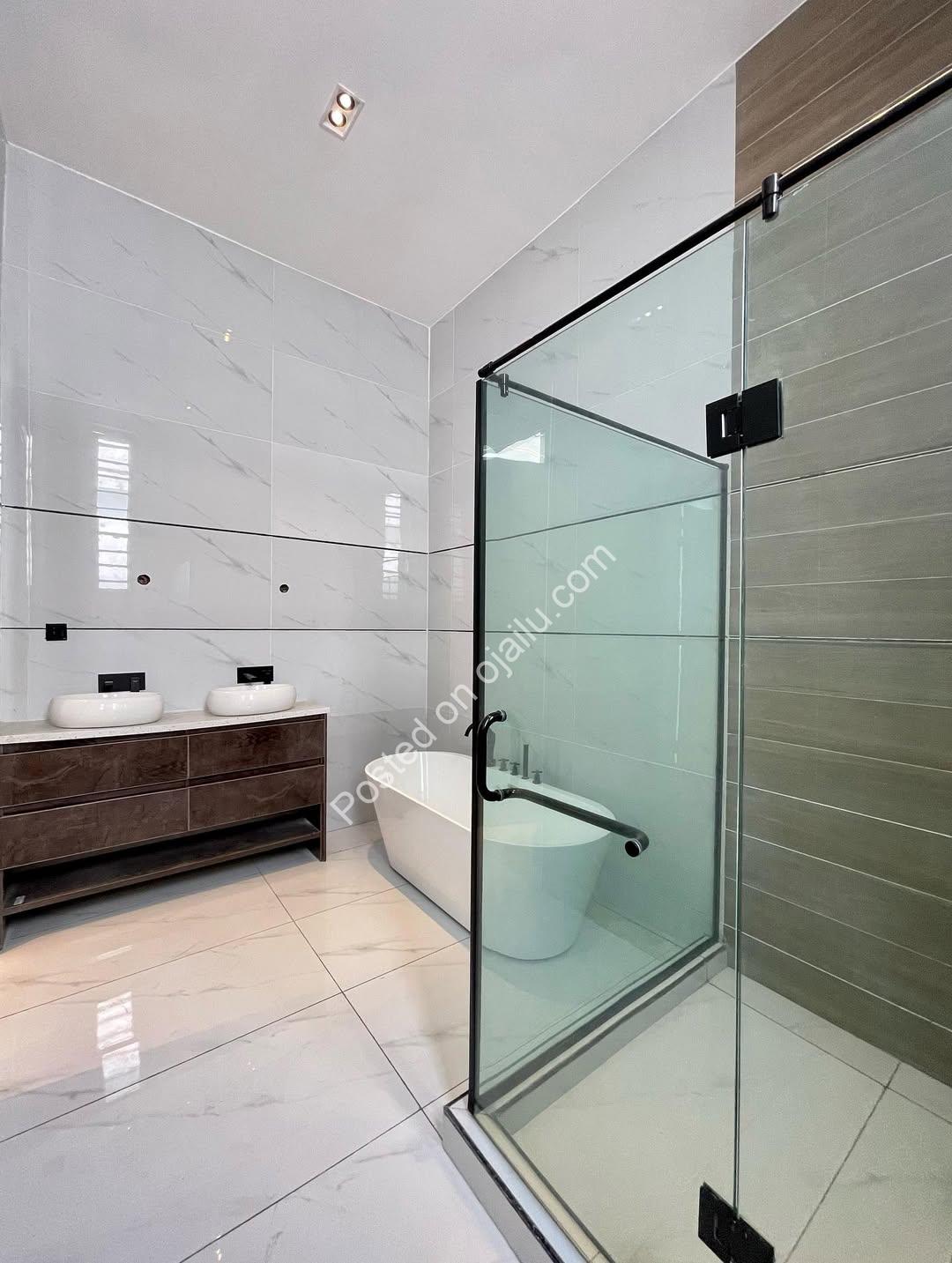 Lekki’s Grand 5-Bedroom Oasis with Resort-Style Pool