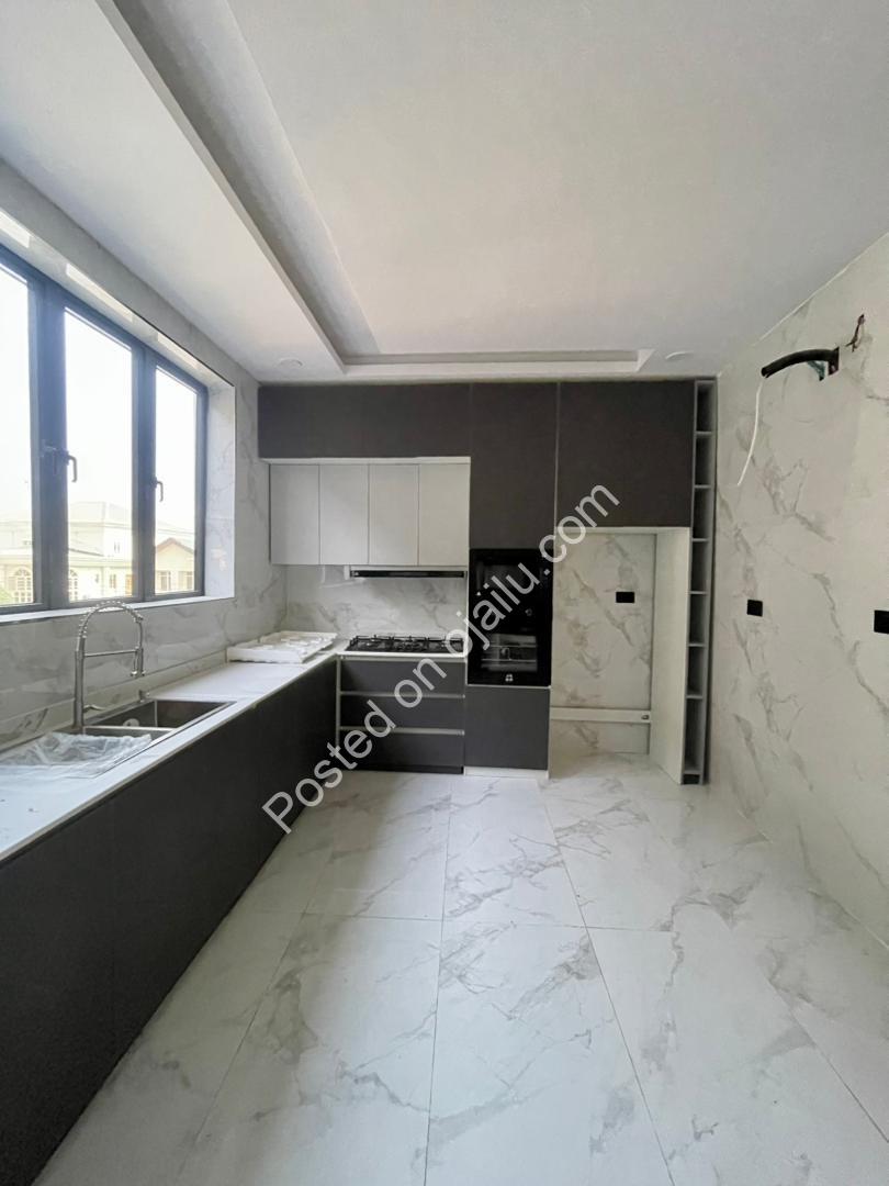 Lekki Phase 1: 5-Bed Terrace Duplex in Gated Estate
