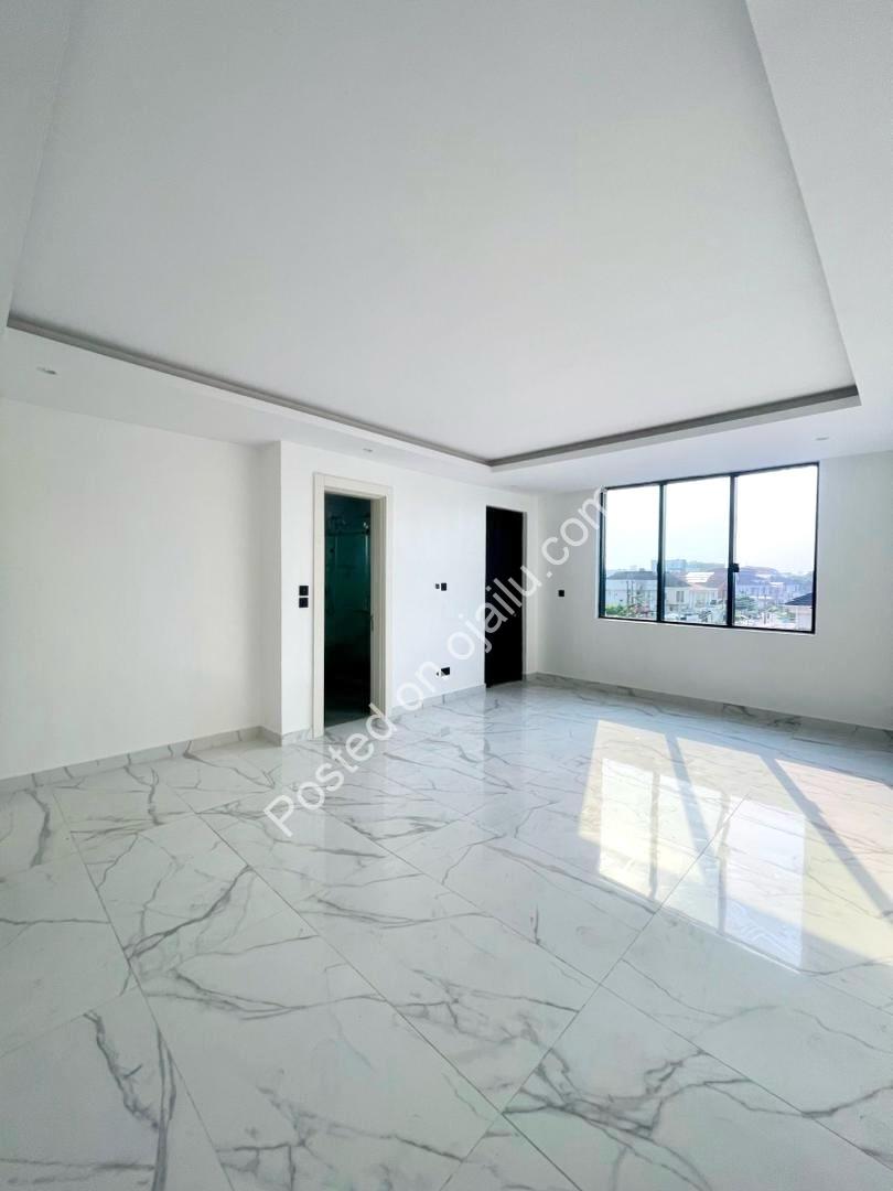 Lekki Phase 1: 5-Bed Terrace Duplex in Gated Estate