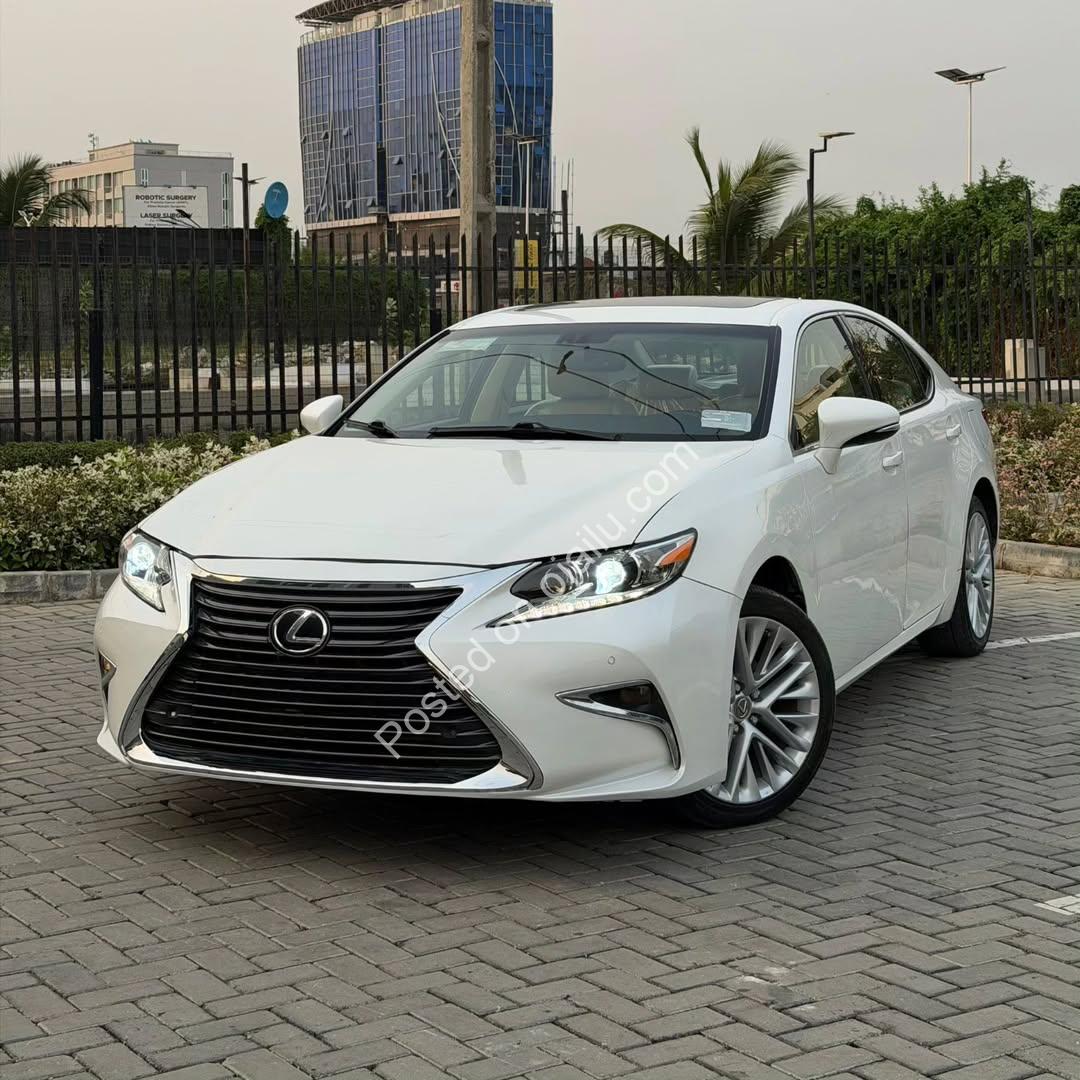 2014 Lexus ES350: Luxe & Low-Mileage