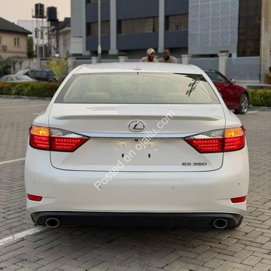 2014 Lexus ES350: Luxe & Low-Mileage