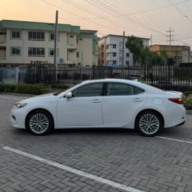2014 Lexus ES350: Luxe & Low-Mileage