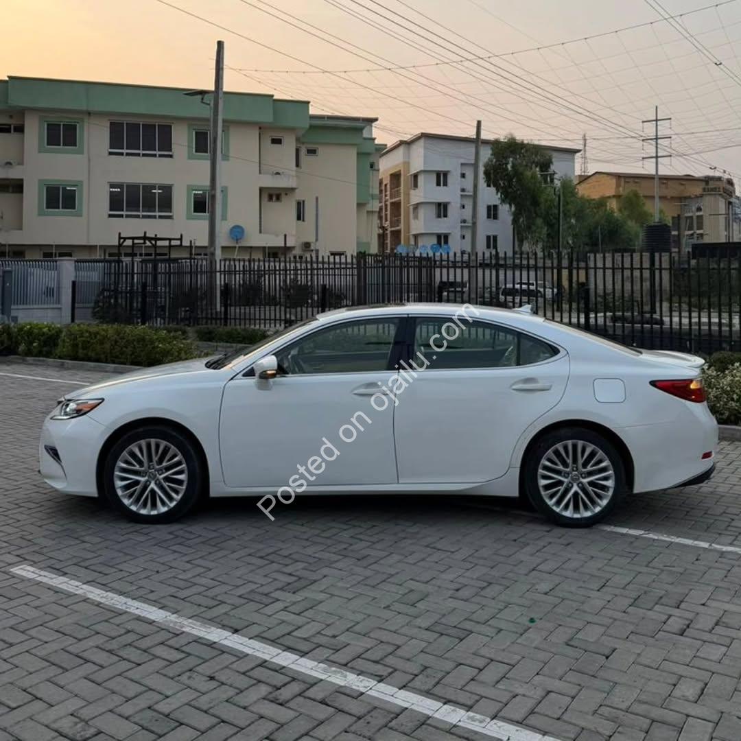 2014 Lexus ES350: Luxe & Low-Mileage