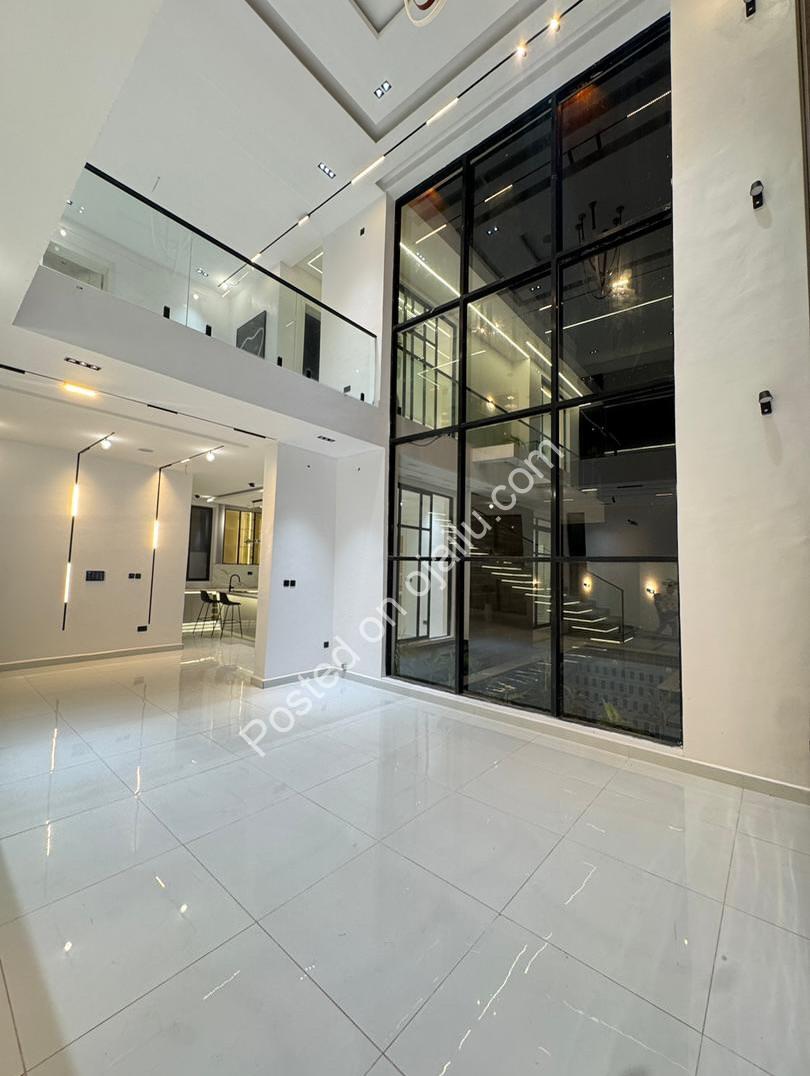 Lekki Haven: 5-Bed Estate with Private Pool & Cinema