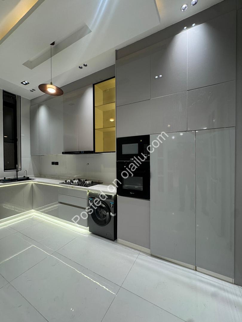 Lekki Haven: 5-Bed Estate with Private Pool & Cinema