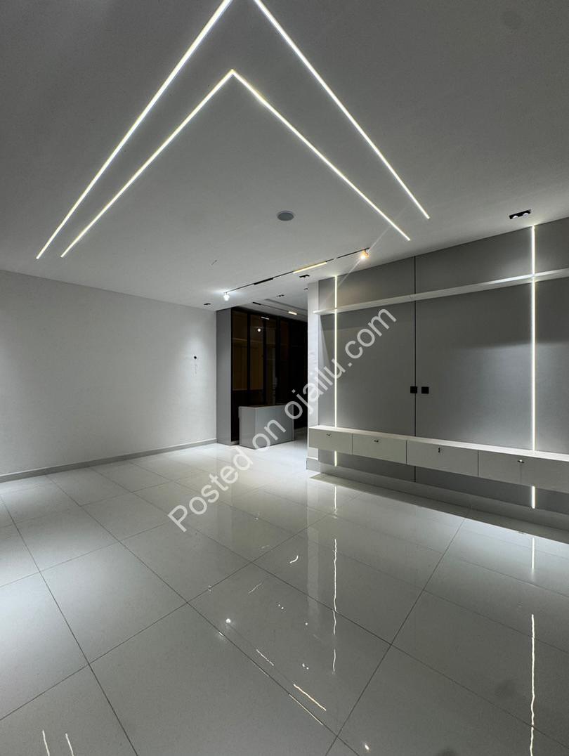 Lekki Haven: 5-Bed Estate with Private Pool & Cinema