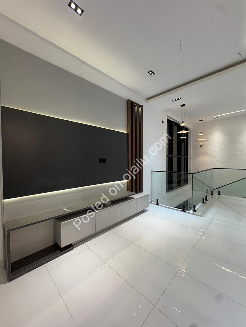 Lekki Haven: 5-Bed Estate with Private Pool & Cinema