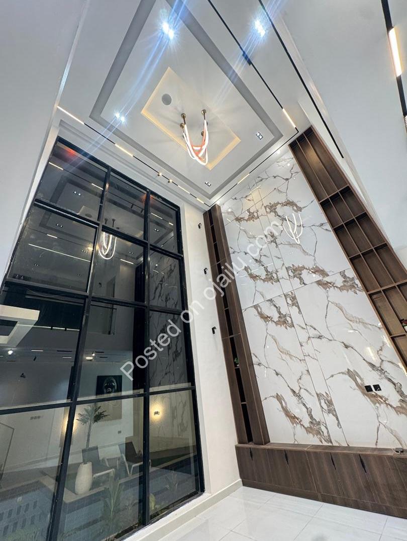 Lekki Haven: 5-Bed Estate with Private Pool & Cinema