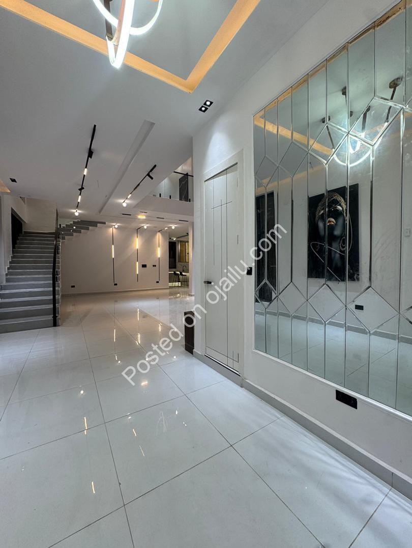 Lekki Haven: 5-Bed Estate with Private Pool & Cinema