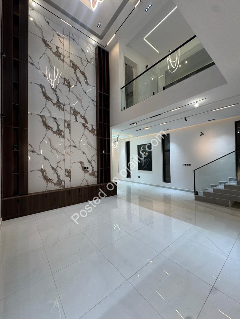 Lekki Haven: 5-Bed Estate with Private Pool & Cinema