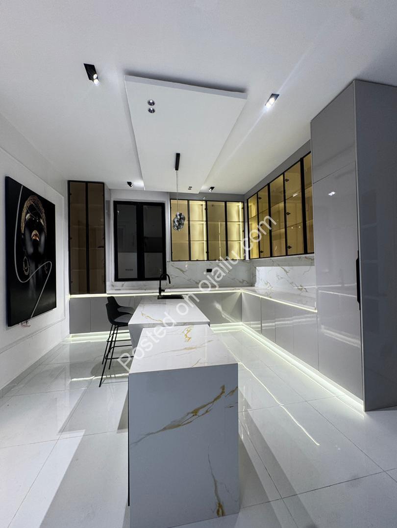 Lekki Haven: 5-Bed Estate with Private Pool & Cinema