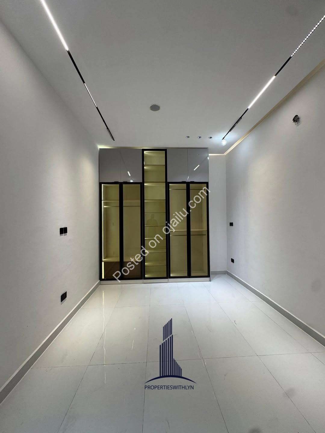 Ultimate 5-Bed Estate: Pool, Gym & Cinema in Lekki