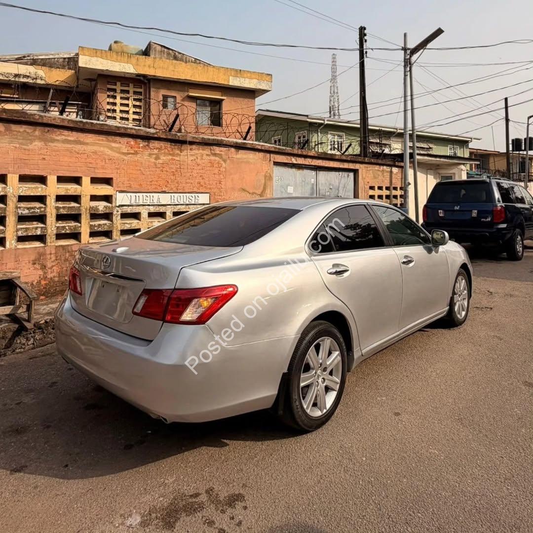 Luxury Lexus ES350: Timeless Elegance, 9m