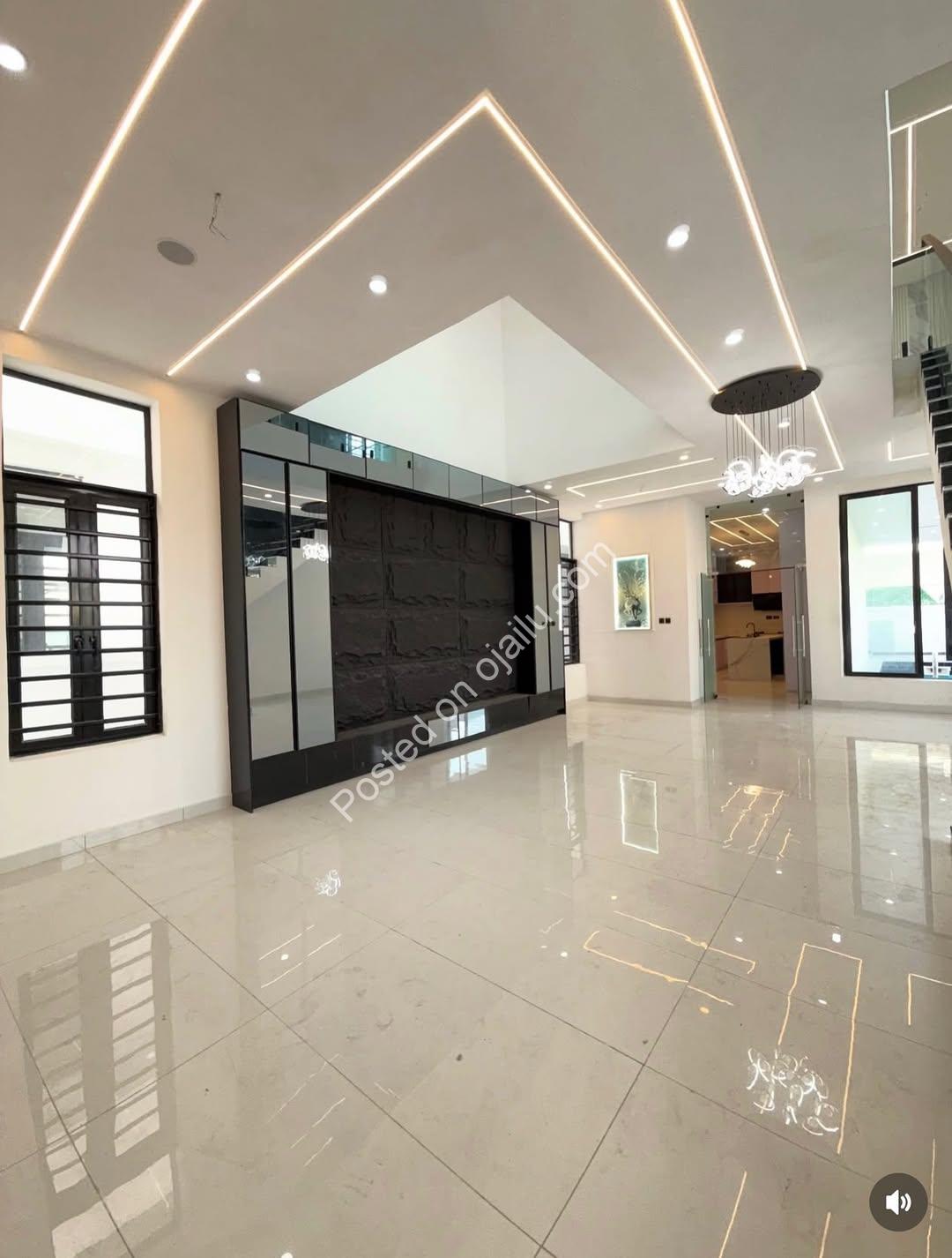 Stunning 5BR Duplex in Chevron’s Secure Estate