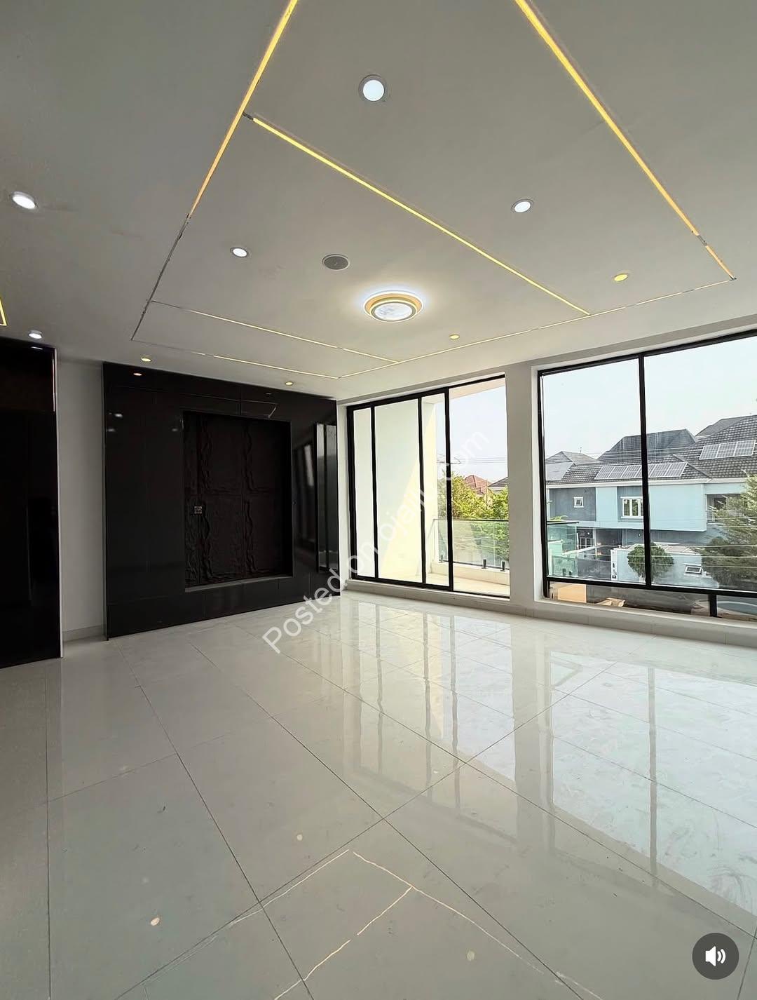 Stunning 5BR Duplex in Chevron’s Secure Estate