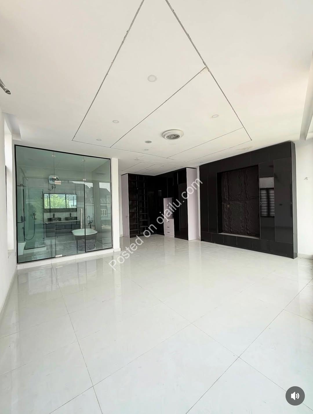 Stunning 5BR Duplex in Chevron’s Secure Estate