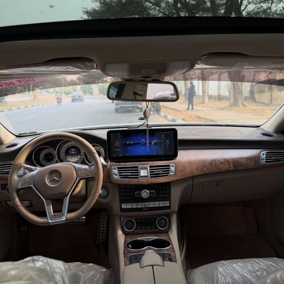 Sleeper Luxury: 402HP V8, 0-100 in 5.1s