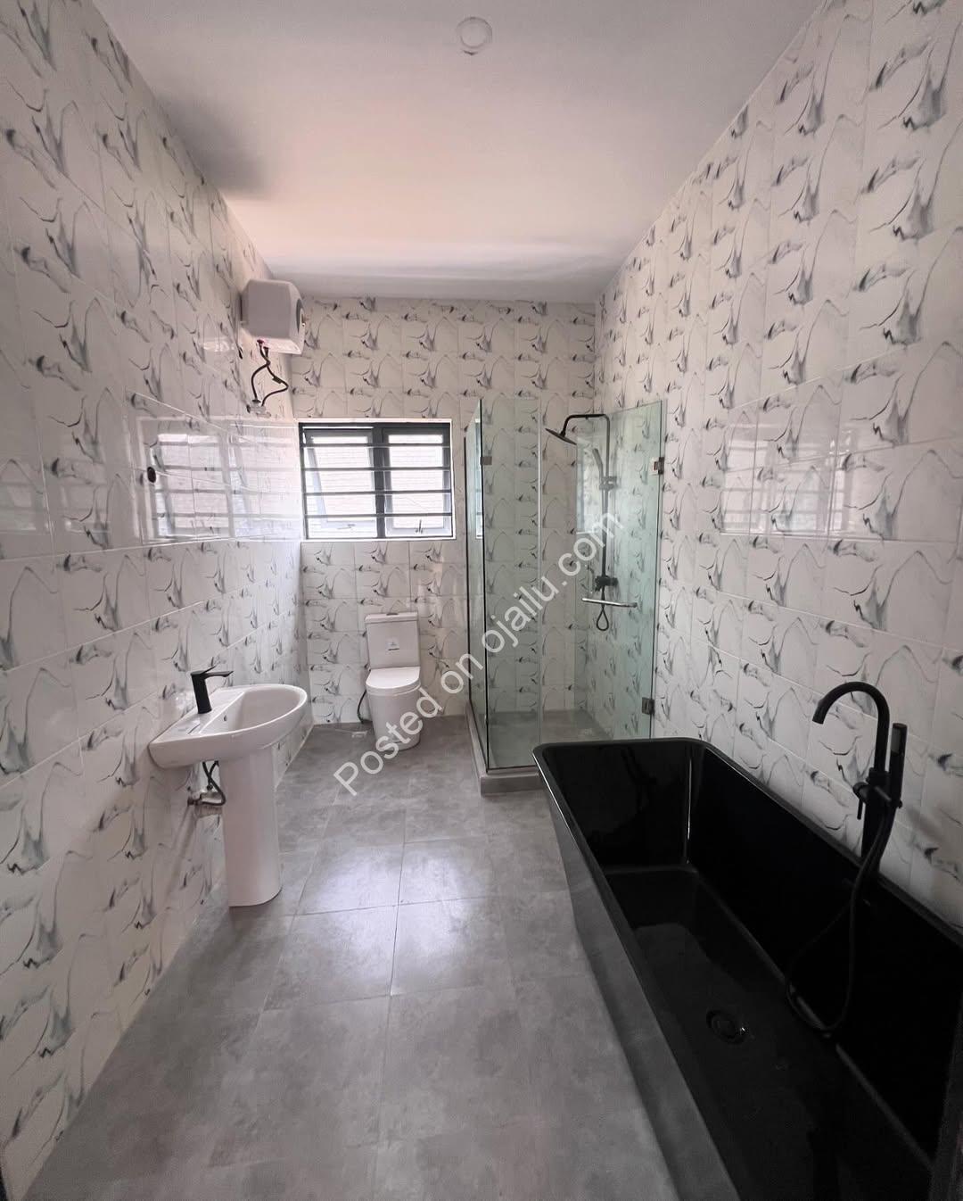 5-Bed Ensuite Duplex with Rooftop Terrace in Lekki