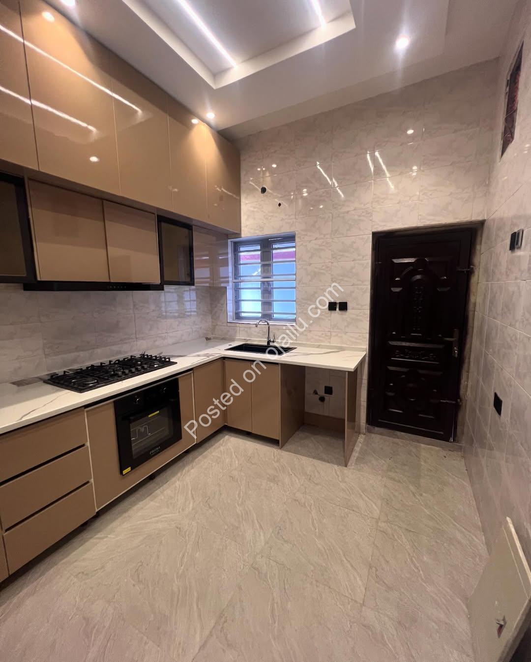 Orchid Lekki Haven: 4-Bed Terrace Duplex, All En-Suite