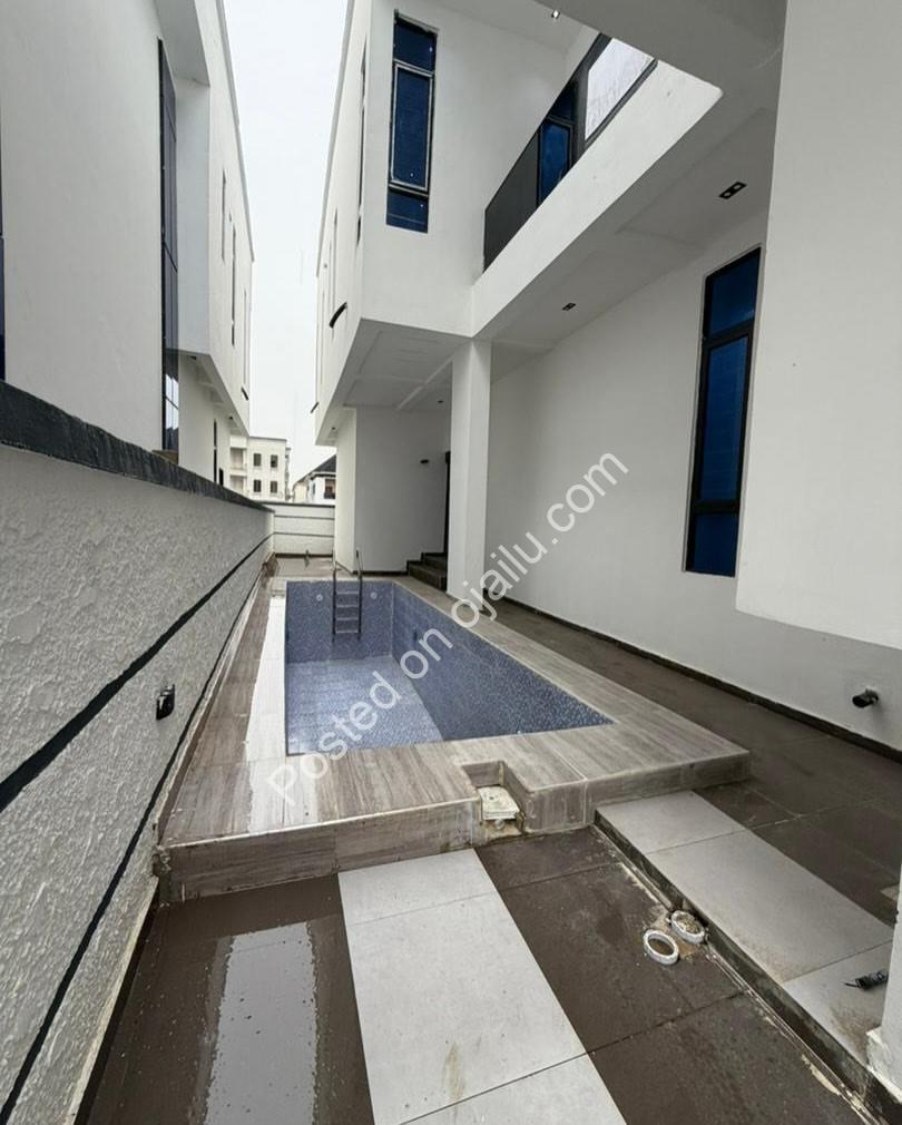 Exquisite 5-Bed VGC Haven with Pool & Luxury Finishes