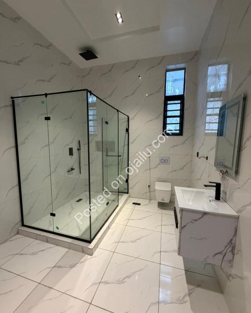 Exquisite 5-Bed VGC Haven with Pool & Luxury Finishes