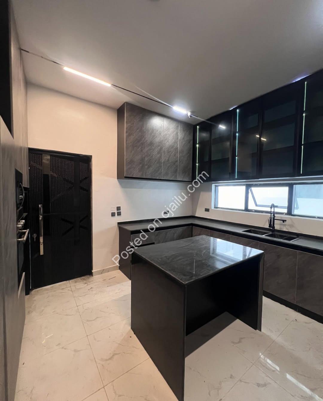 5-Bedroom Lekki Palace: En-Suite Luxury, 700M Naira