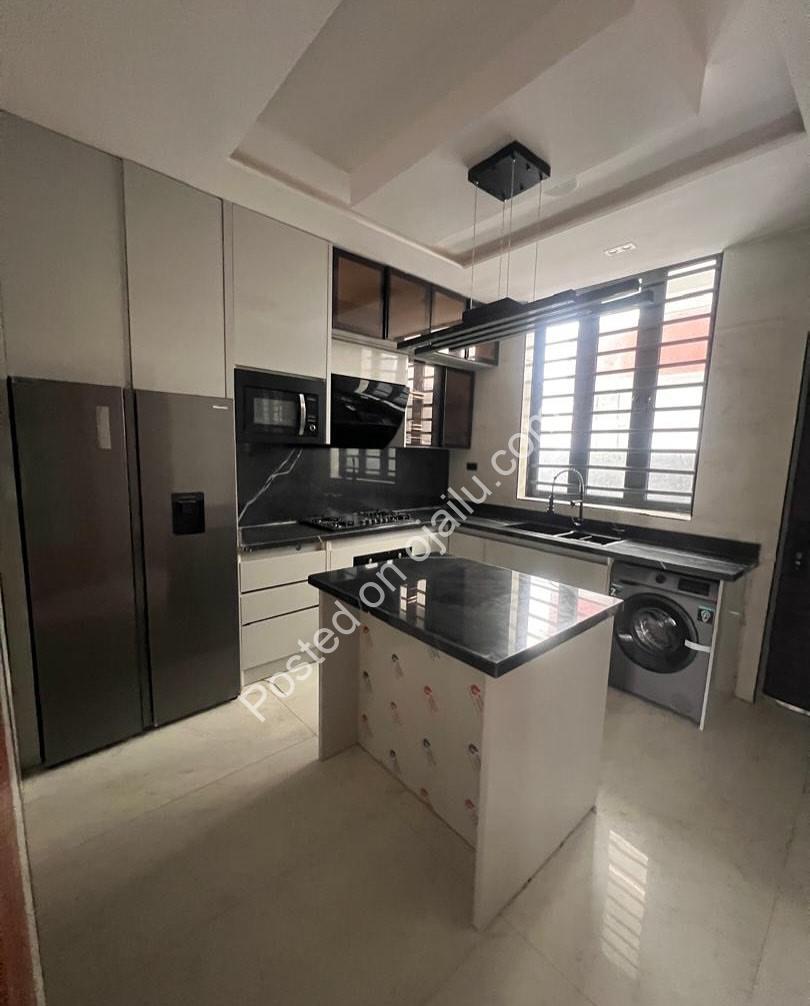 5-Bed Lekki Palace: Ensuite Luxury & Modern Living