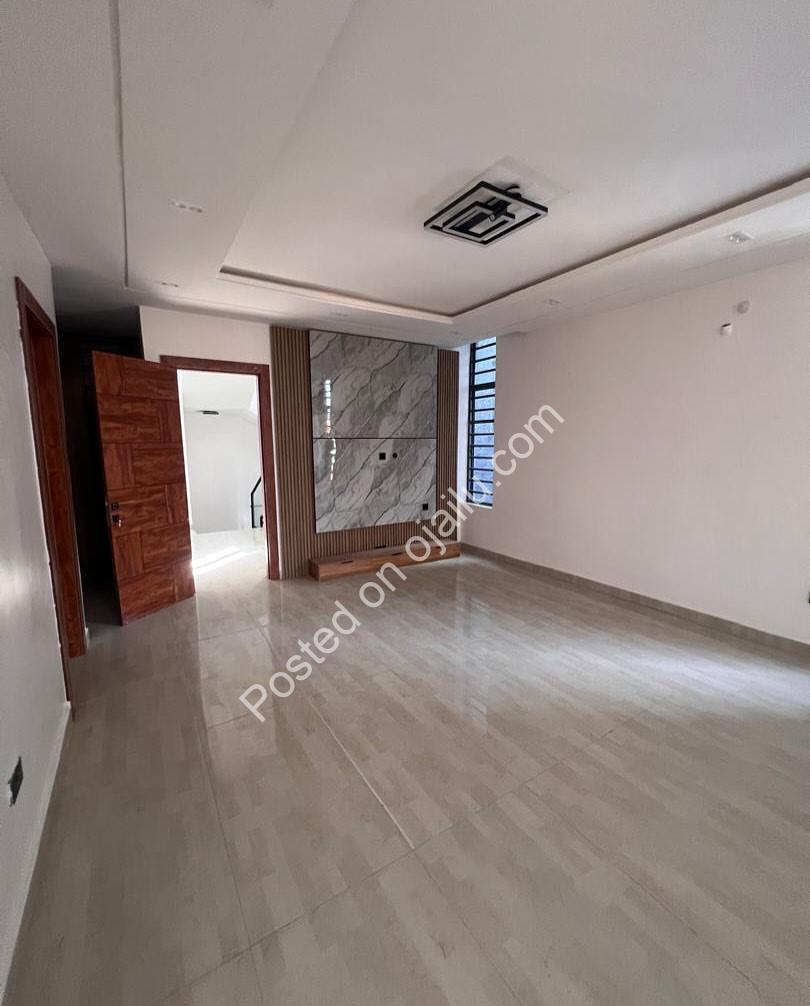 5-Bed Lekki Palace: Ensuite Luxury & Modern Living