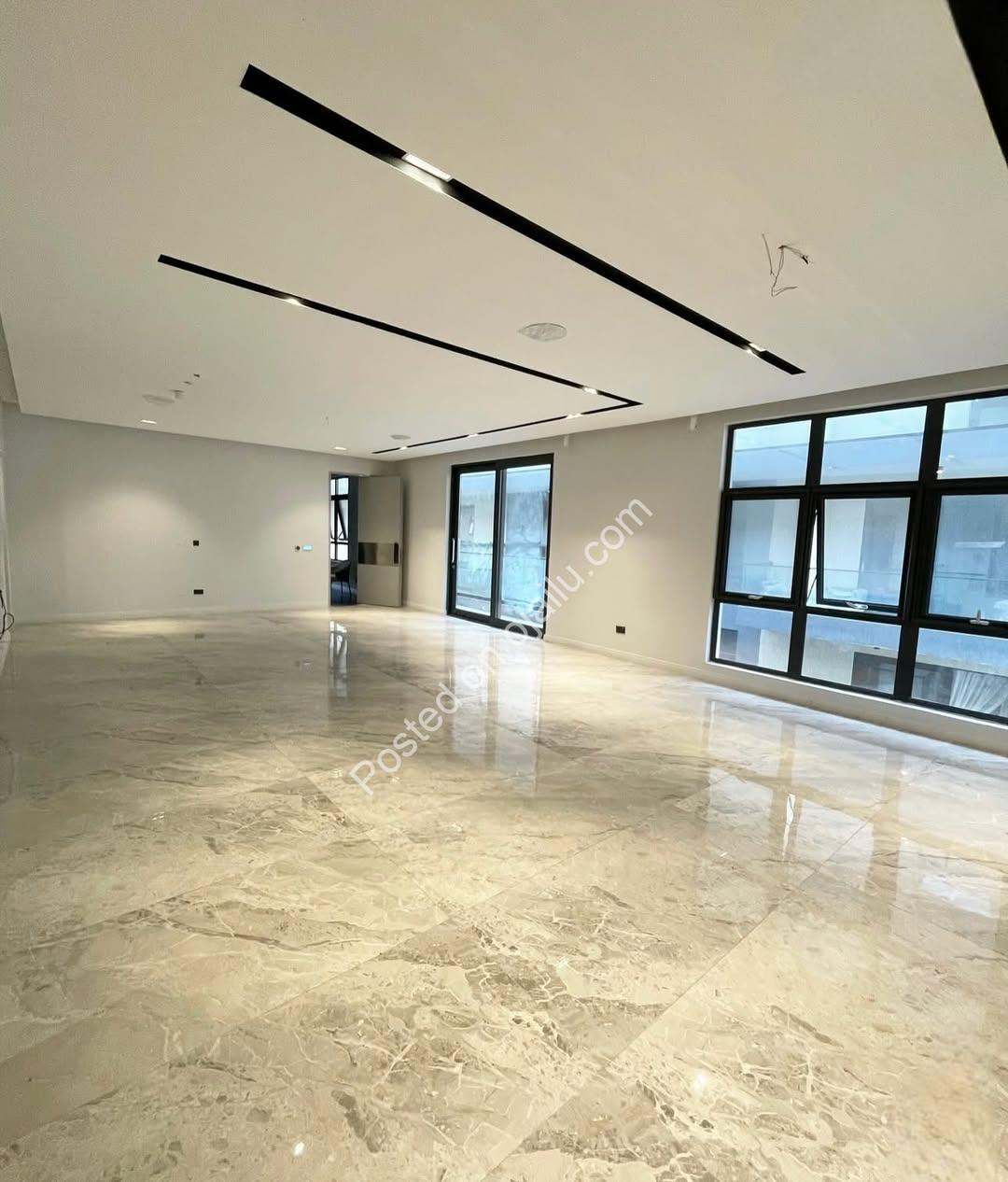 Ikoyi Oasis: 4-Bed Haven with Private Pool & Rooftop