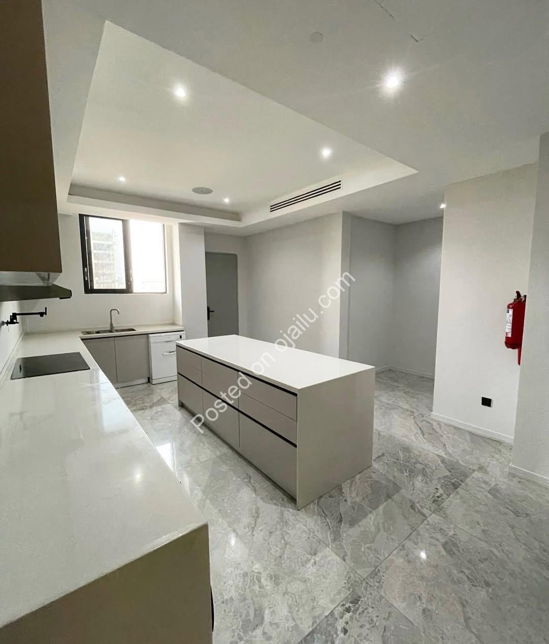 Ikoyi Oasis: 4-Bed Haven with Private Pool & Rooftop