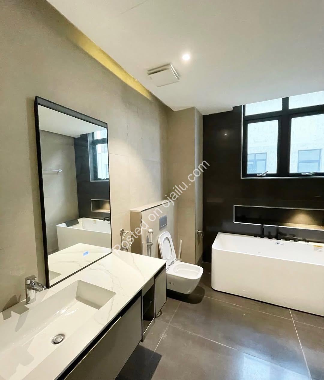 Ikoyi Oasis: 4-Bed Haven with Private Pool & Rooftop